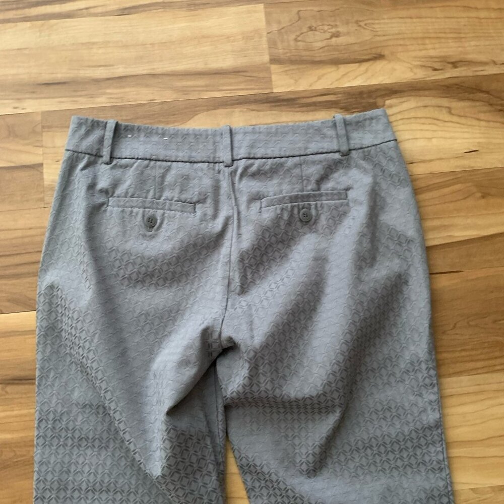 Loft Crop Pants Size 4 Gray Pockets Geometric Print NWOT - Picture 4 of 7